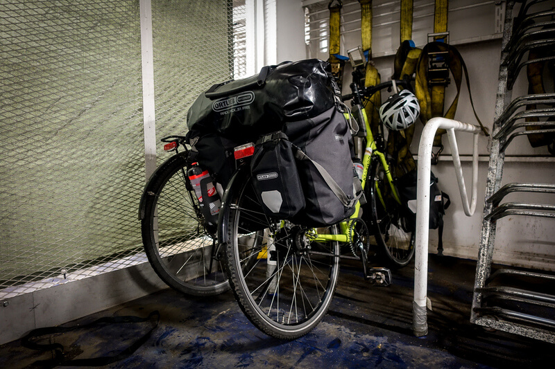 UNsere Reiseräder auf der Fähre nach Bornhom